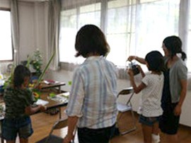 お母さま、お父さまと一緒にいけばな