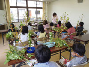 光風流 こどもいけばな教室の様子